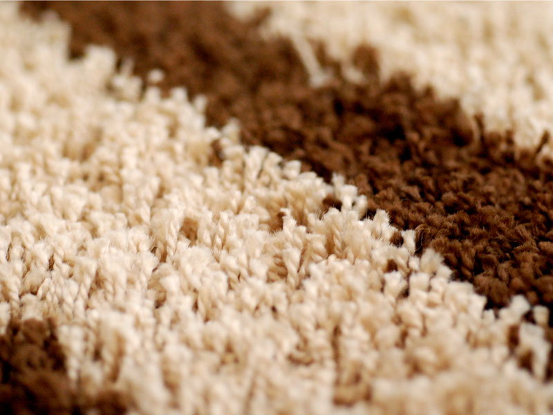 Zbliżenie, fragment włochatego dywanu (shaggy) w kolorach brązu i beżu. Dywan czysty po praniu ekstrakcyjnym.